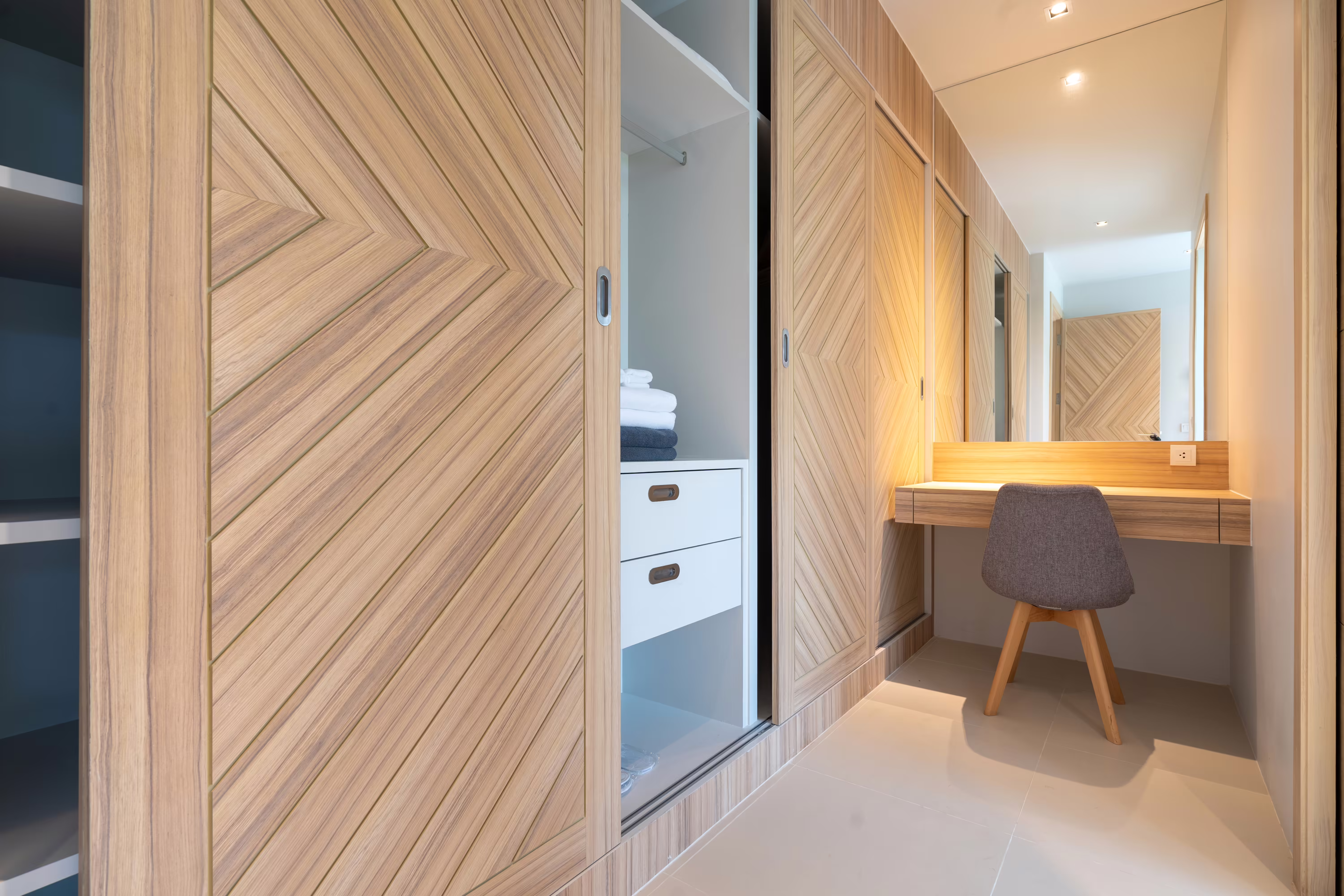 Luisnvaya Sliding Module Overlap Veneer Finish